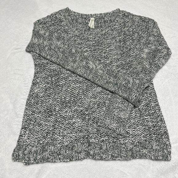 Aeropostale Black and White Knit Sweater (size medium) - Picture 1 of 9